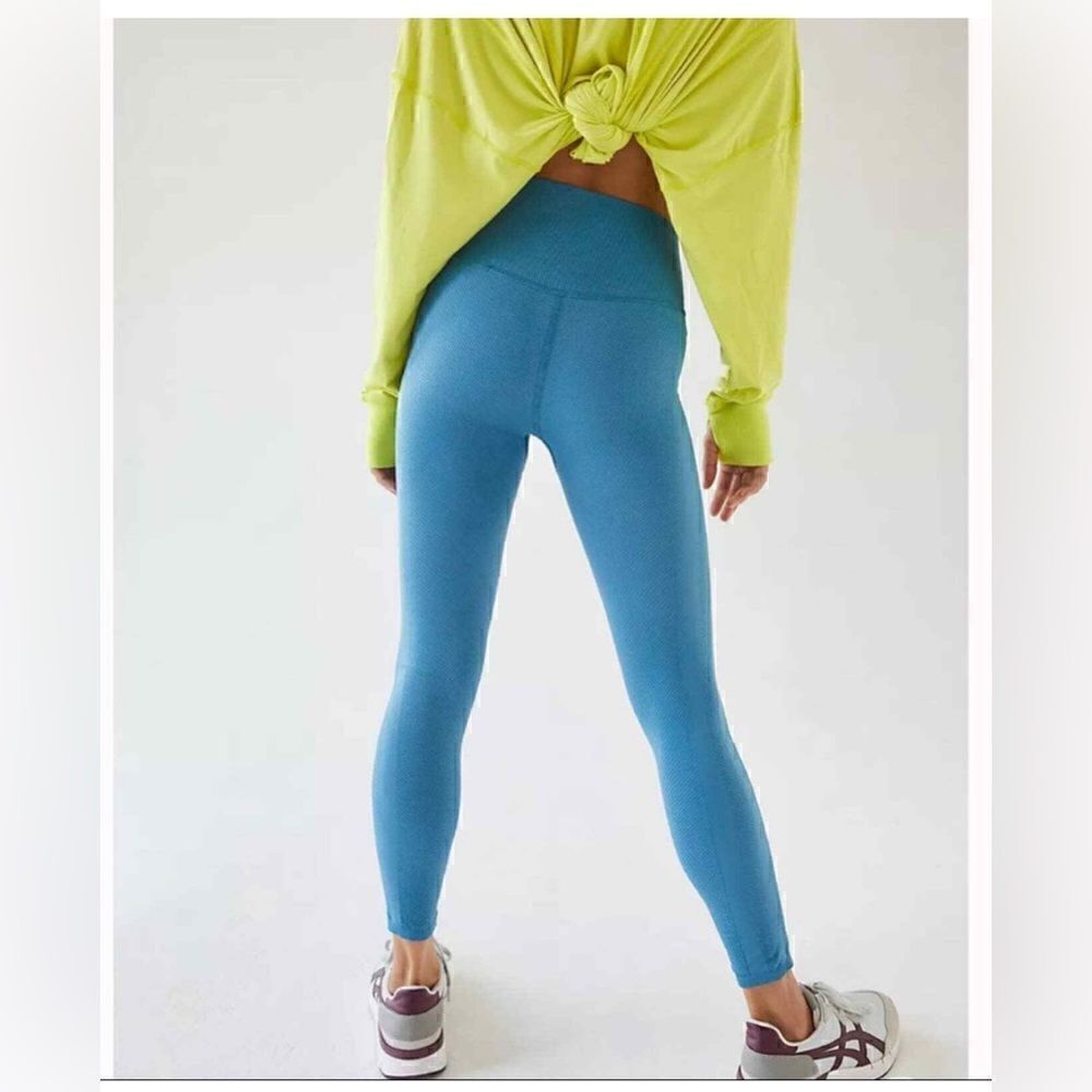 Free People leggings Movement Rich Soul Ribbed Legging in light blue. M/L